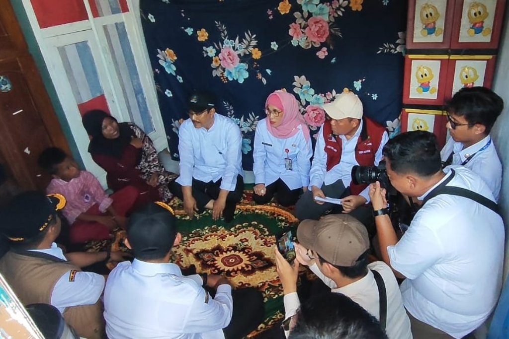 Keluarga di Pasuruan Tinggal di Area MCK Komunal, Anak Ketiga Calon Siswa Sekolah Rakyat