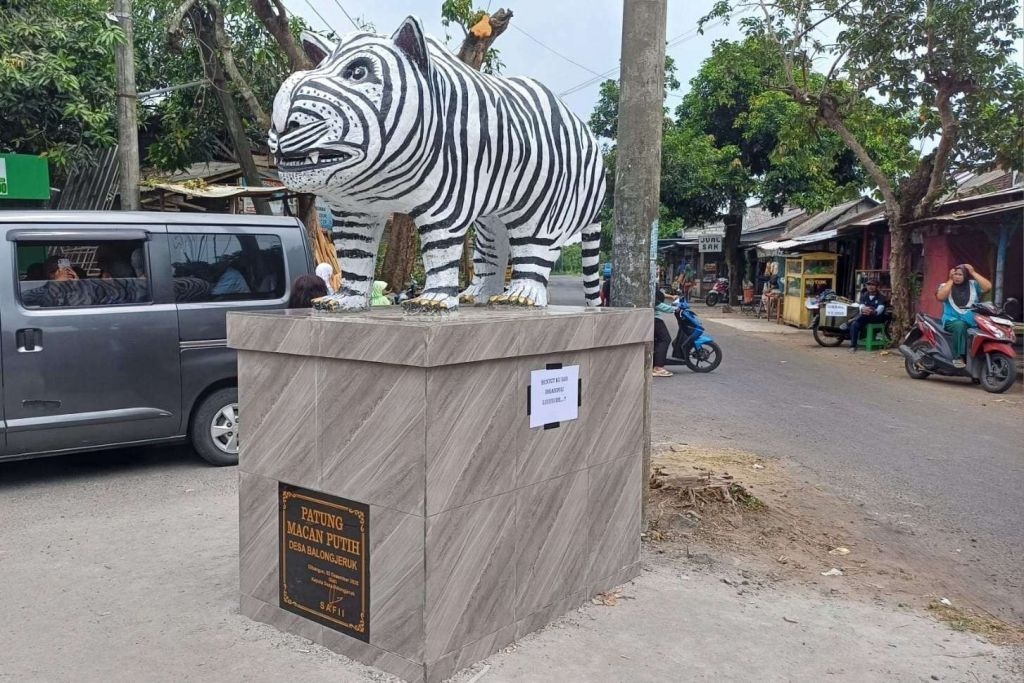 Patung Macan Putih Balongjeruk Kediri Hidupkan Ekonomi Warganya