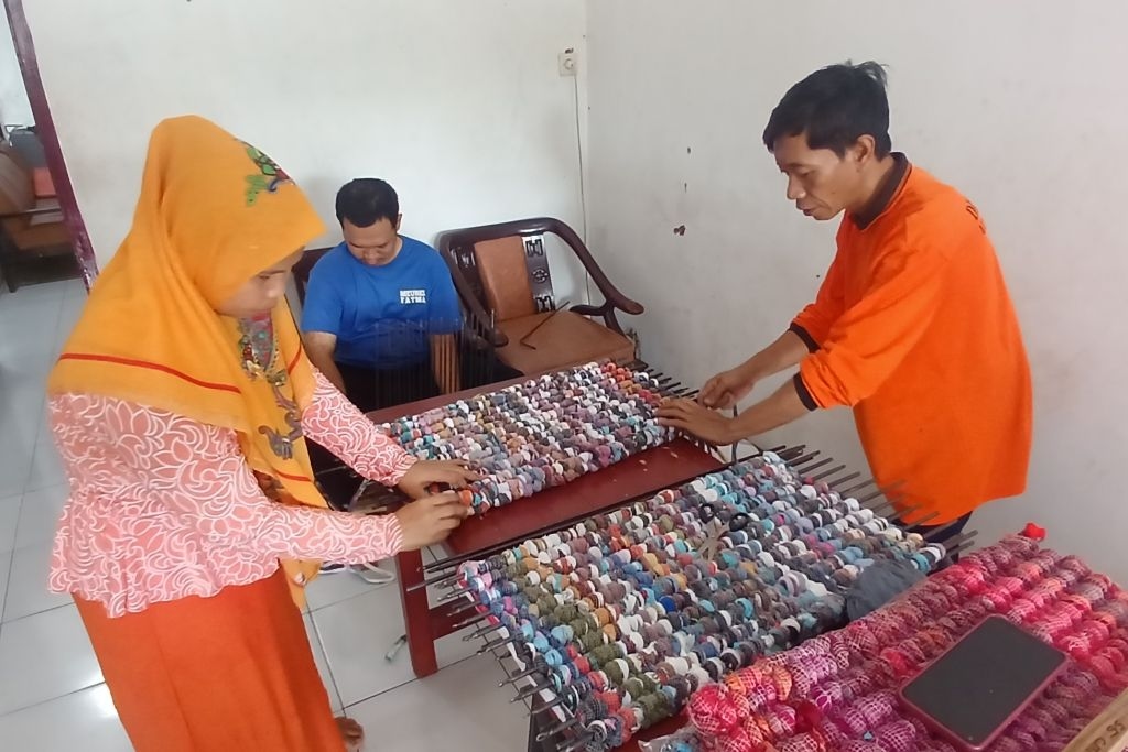 Bagus dan Harga Murah, Keset Buatan Disabilitas Pasuruan Ini Laris