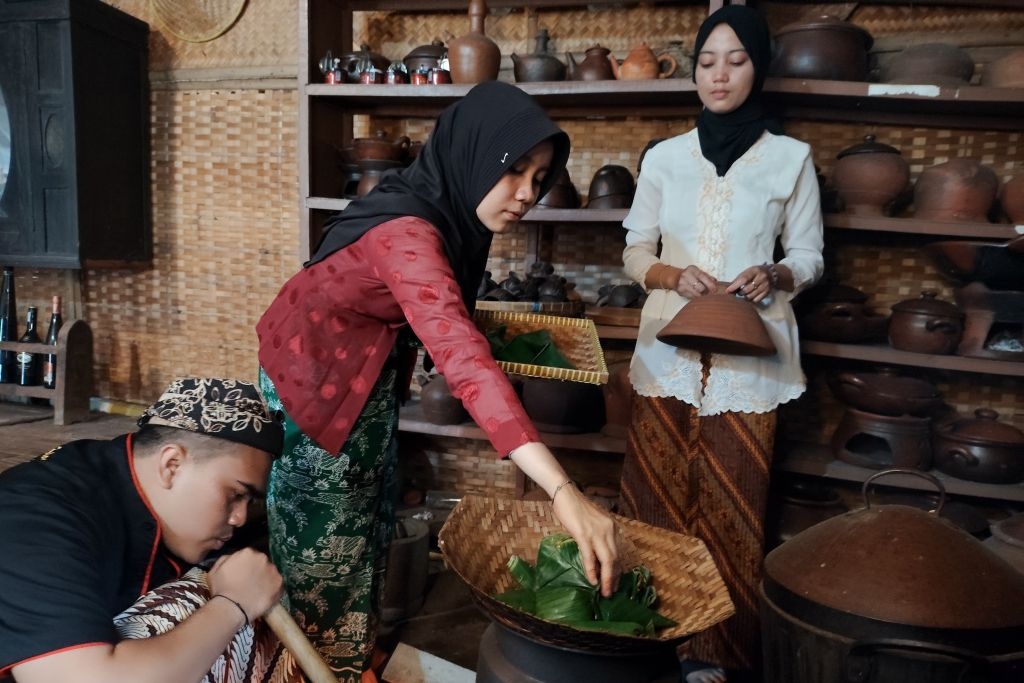 Mahasiswa KKN Tematik UMM Olah Singkong Jadi Jajanan Tradisional
