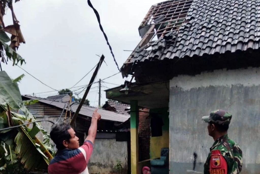 Belasan Rumah Rusak Diterjang Angin Kencang di Prigen Pasuruan