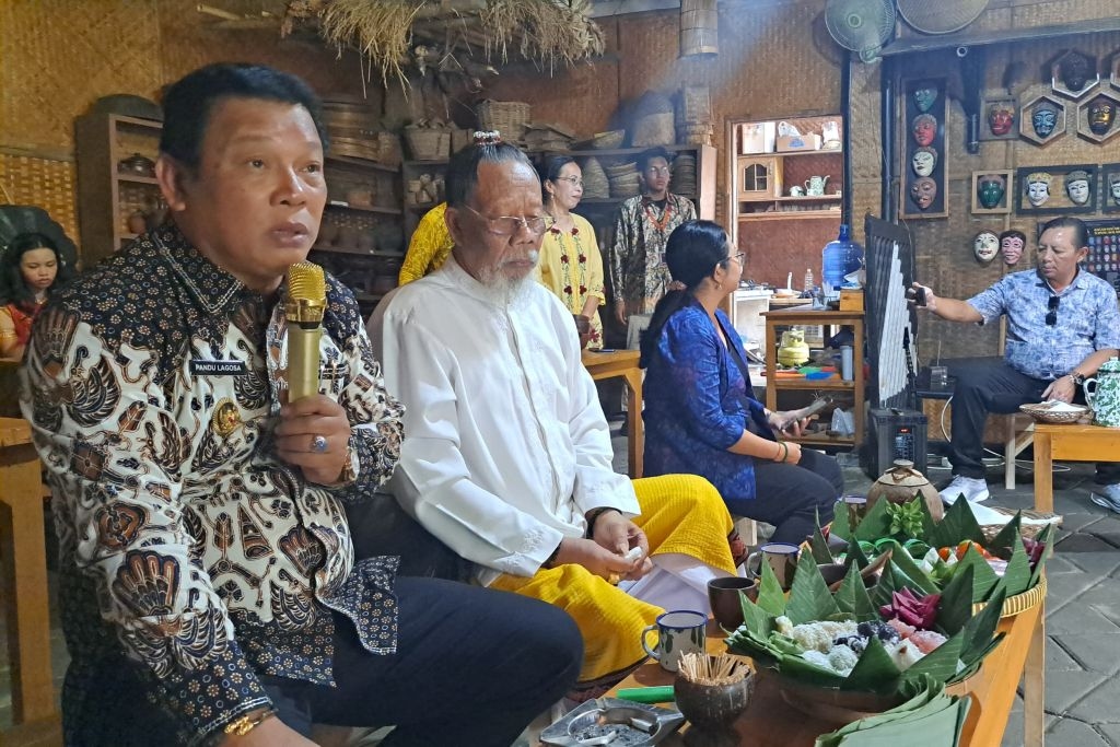 Wabup Karangasem Bali Napak Tilas Jejak Leluhur Empu Purwa di Kampung Budaya Polowijen
